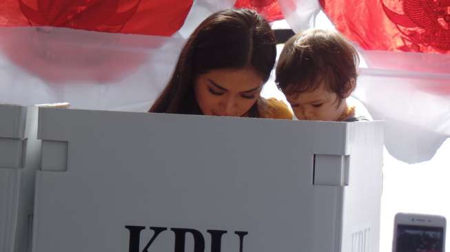 Jessica Iskandar "Nyoblos" Sambil Gendong El
