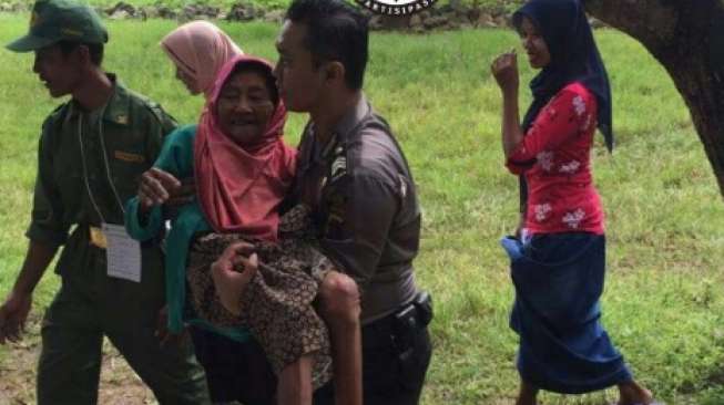 Salut! Aksi Polisi Gendong Nenek Lumpuh ke TPS Ini Bikin Terharu