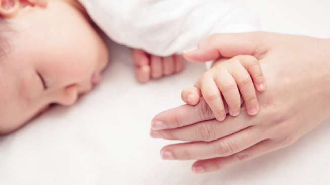 Pakar: Tidur Sendiri Lebih Aman Bagi Bayi Ketimbang Sekasur dengan Orangtua