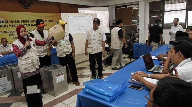 Petugas Kelompok Panitia Pemungutan Suara (KPPS) melakukan rekapitulasi hasil pemungutan suara Pilkada DKI Jakarta di Kantor Kecamatan Jagakarsa, Jakarta, Kamis (16/2).