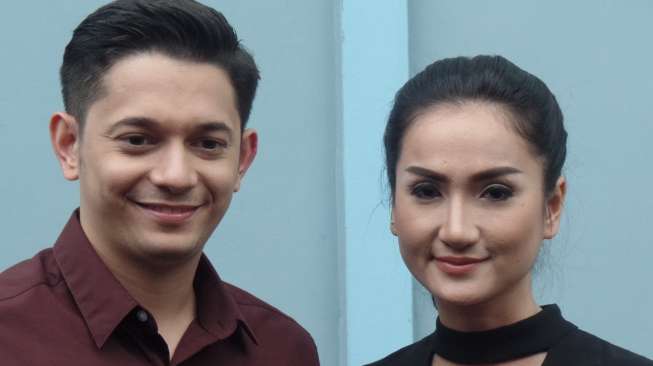 Pasangan artis Andrew Andhika dan Dewi di kawasan Tendean, Jakarta Selatan, Kamis (16/2/2017). [suara.com/Ismail]