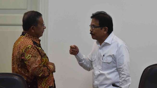 Presiden Joko Widodo memimpin rapat terbatas tentang evaluasi pelaksanaan proyek strategis nasional dan program prioritas Provinsi Sumatra Utara di Kantor Presiden, Jakarta, Kamis (16/2).