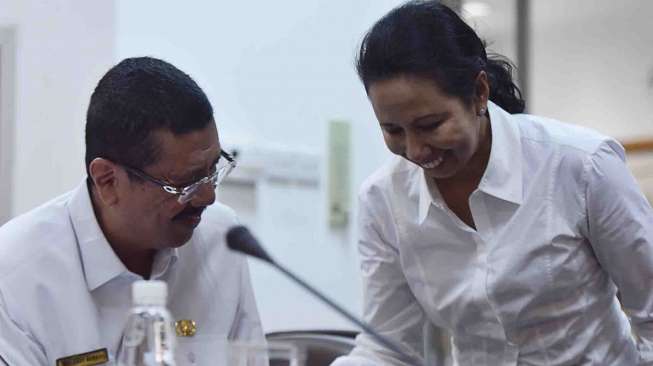 Presiden Joko Widodo memimpin rapat terbatas tentang evaluasi pelaksanaan proyek strategis nasional dan program prioritas Provinsi Sumatra Utara di Kantor Presiden, Jakarta, Kamis (16/2).