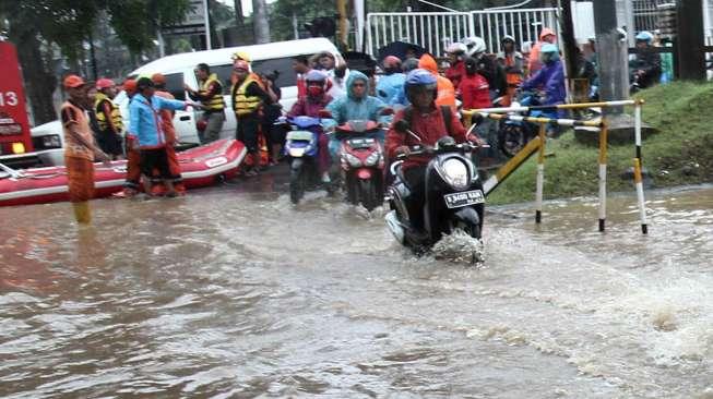 Banjir terlihat menggenai sebagian kawasan di Bukit Duri, Jakarta, Kamis (16/2/2017) pagi. [Suara.com/Oke Atmaja]