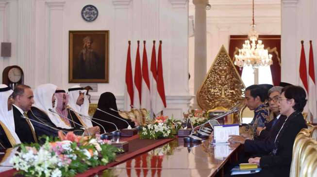 Presiden Joko Widodo menerima kunjungan kehormatan Ketua Majelis Al-Syura Kerajaan Arab Saudi Abdullah Bin Mohammed Bin Ibrahim Al-Sheikh di Istana Merdeka, Jakarta, Kamis (16/2).