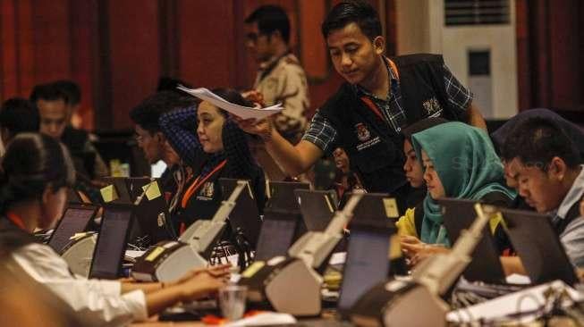 KPUD Jakarta melakukan Input dan pemindaian data form C1 hasil pemungutan suara dari setiap tempat pemungutan suara (TPS) dengan Sistem Informasi Perhitungan (Situng) KPU di Aula Bina Karya, Hotel Bidakara, Jakarta, Rabu (16/2).