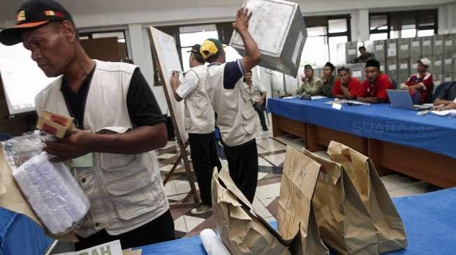 Petugas Kelompok Panitia Pemungutan Suara (KPPS) melakukan rekapitulasi hasil pemungutan suara Pilkada DKI Jakarta di Kantor Kecamatan Jagakarsa, Jakarta, Kamis (16/2).