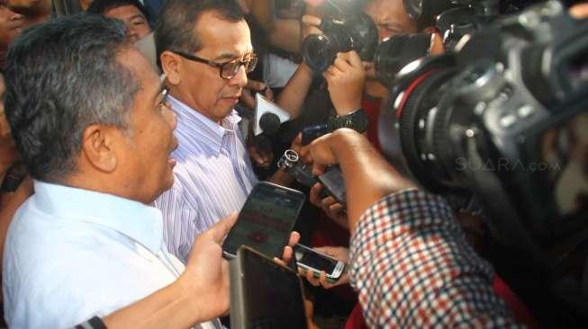 Mantan Direktur Utama PT Garuda Indonesia Emirsyah Satar usai menjalani pemeriksaan di KPK, Jakarta, Jumat (17/2).