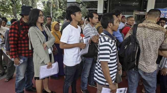 Sejumlah driver angkutan transporasi online (Gojek) didampingi Lembaga Bantuan Hukum (LBH) Jakarta melaporkan dugaan penggelapan uang yang dilakukan PT Gojek Indonesia, di Polda Metro Jaya, Jakarta, Jumat (17/2).