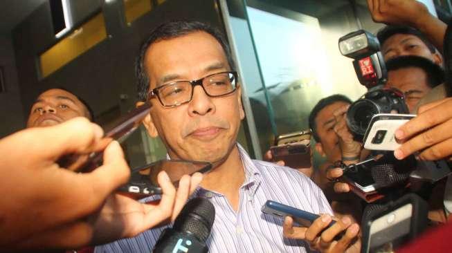 Mantan Direktur Utama PT Garuda Indonesia Emirsyah Satar usai menjalani pemeriksaan di KPK, Jakarta, Jumat (17/2).