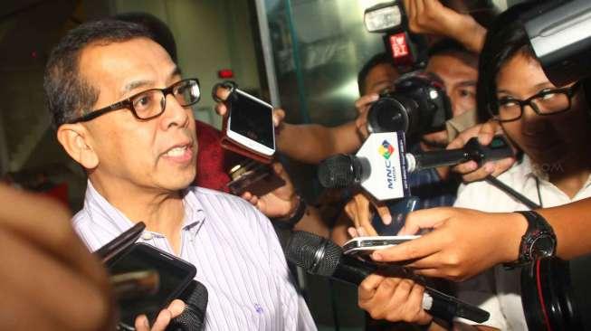 Emir diperiksa sebagai tersangka atas kasus suap pengadaan mesin dan pesawat.
