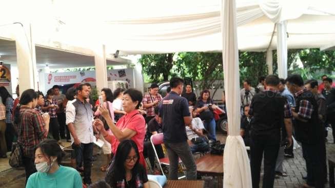 Tak Bisa Mencoblos, Warga Ramai-Ramai ke Posko Ahok-Djarot