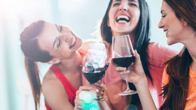 Minum Red Wine Bikin Anda Merasa Jadi Lebih Seksi