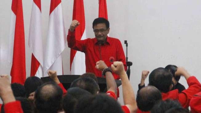 Ketua DPP PDI Perjuangan Djarot Saiful Hidayat memberikan arahan dalam rapat konsolidasi di kantor DPP PDI Perjuangan, Jakarta, Sabtu (18/2).