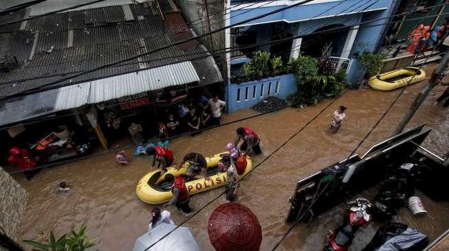 Pemukiman warga yang terendam banjir di kawasan Cipinang Melayu, Kampung Makassar, Jakarta, Senin (20/2).