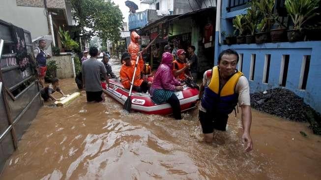 Kawasan tersebut terendam banjir hingga setinggi 1-1,5 meter.   