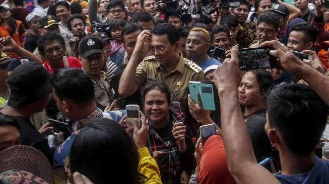 Gubernur DKI Jakarta Basuki Tjahaja Purnama (Ahok) mengunjungi korban banjir di lokasi pengungsian sementara di Masjid Raya Universitas Borobudur, Jakarta, Senin (20/2).