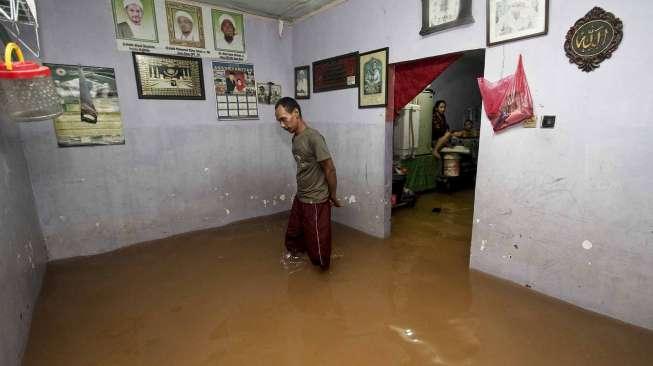 Pemukiman warga yang terendam banjir di kawasan Cipinang Melayu, Kampung Makassar, Jakarta, Senin (20/2).