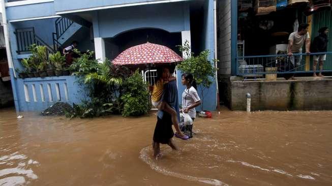 Pemukiman warga yang terendam banjir di kawasan Cipinang Melayu, Kampung Makassar, Jakarta, Senin (20/2).