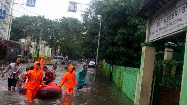 Dennis, 'Serdadu Oranye' yang Hilang Terseret Arus saat Banjir