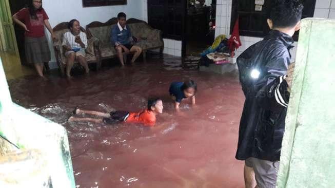 Banjir Melanda saat Warga Tidur, Ruang Tamu Jadi "Kolam Renang"