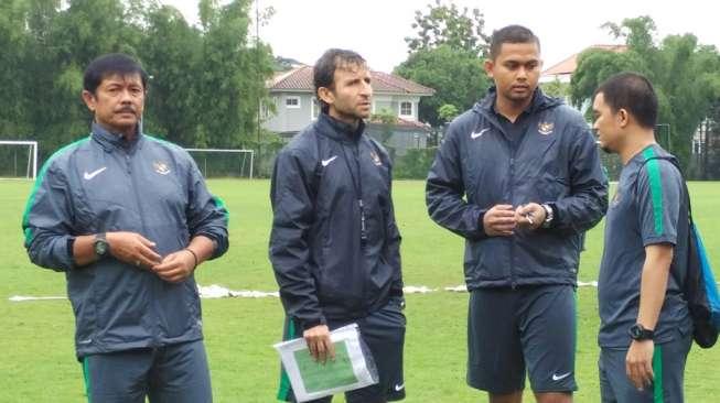 Di Bawah Guyuran Hujan, Timnas U 22 Tetap Latihan