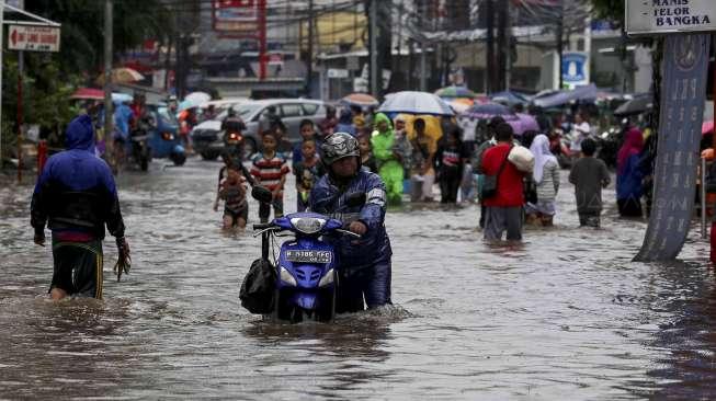 Djarot: Istri Saya dan Ibu Veronica Ikut Urusi Korban Banjir