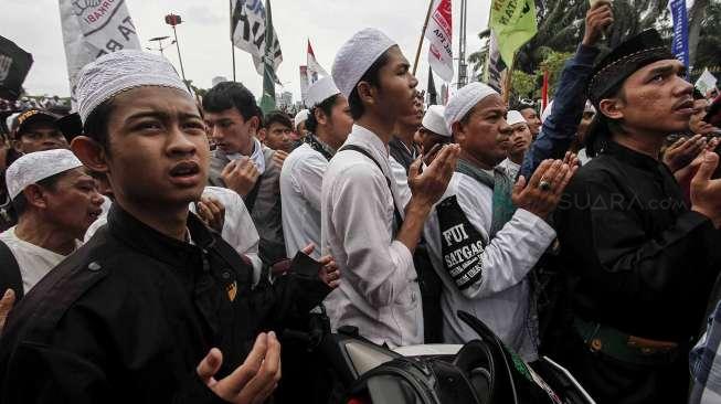 Ribuan masa dari berbagai ormas Islam melakukan aksi damai 212 di depan gedung MPR/DPR RI, Senayan, Jakarta, Selasa (21/2).