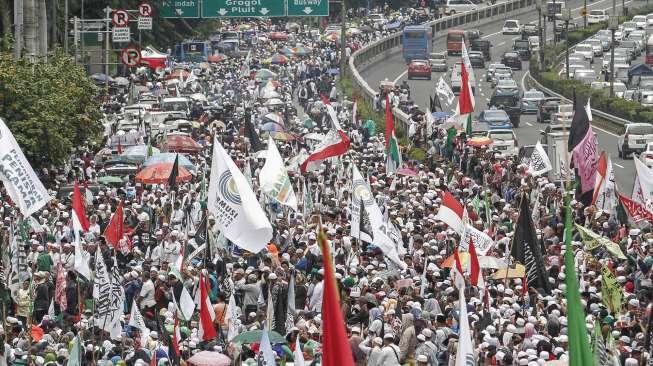 Ribuan masa dari berbagai ormas Islam melakukan aksi damai 212 di depan gedung MPR/DPR RI, Senayan, Jakarta, Selasa (21/2).