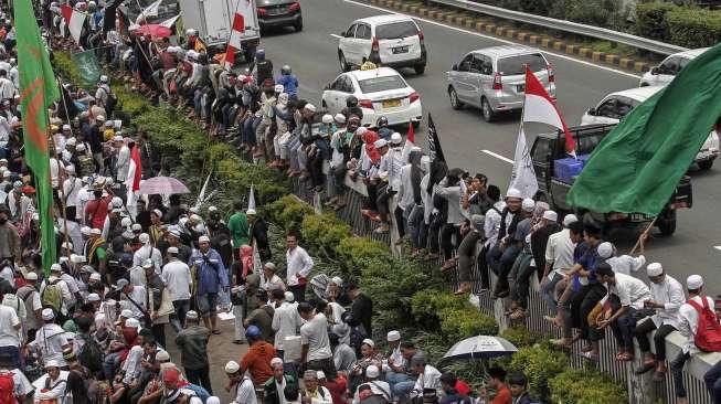 Ribuan masa dari berbagai ormas Islam melakukan aksi damai 212 di depan gedung MPR/DPR RI, Senayan, Jakarta, Selasa (21/2).