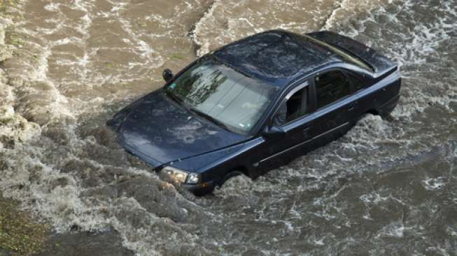 5 Hits Otomotif Pagi: Kendaraan Terbawa Banjir, VW Kodok Perpisahan