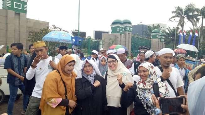 Neno Warisman Nongol di Depan DPR, Semangati Demo Anti Ahok