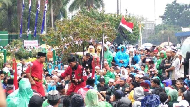 Massa Anti Ahok Tutup Jalur Depan DPR, Motor Pun Lewat Tol