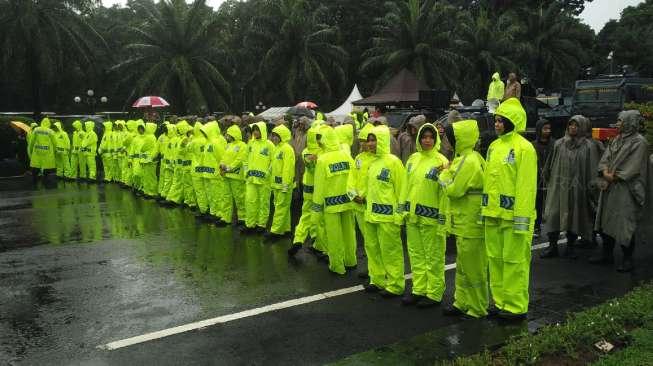 Hujan-hujanan, Polwan Cantik Dikerahkan Tangani Demo 212