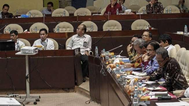 Menteri Agraria dan Tata Ruang/Kepala Badan Pertanahan Nasional (BPN) Sofyan Djalil saat melakukan rapat kerja dengan Komisi VI DPR RI di Kompleks DPR/MPR Senayan, Jakarta, Rabu (22/2/2017). [Suara.com/Kurniawan Mas'ud]