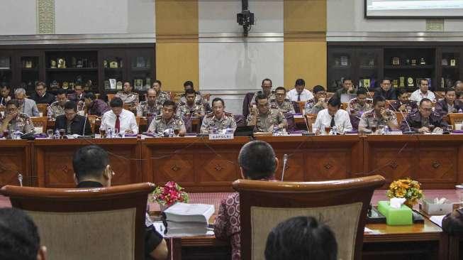 Kapolri Jenderal Tito Karnavian menghadiri rapat dengan Komisi III DPR RI di kompleks Parlemen, Senayan, Jakarta, Rabu (22/2).