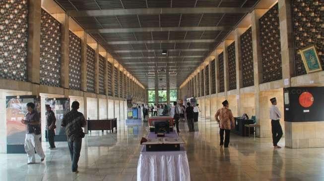 Sejumlah pengunjung melihat pameran yang digelar di Selasar Utama Masjid Istiqlal, Jakarta, Rabu (22/2).