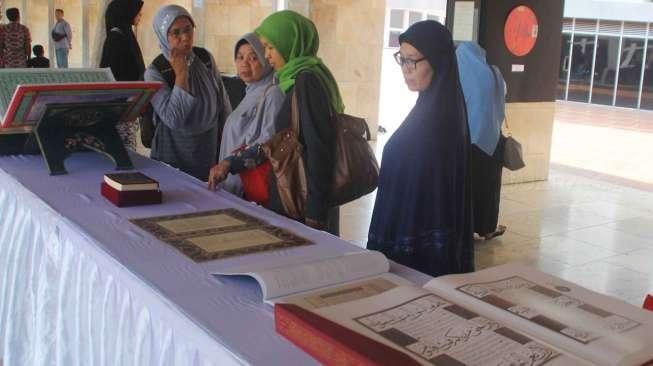 Sejumlah pengunjung melihat pameran yang digelar di Selasar Utama Masjid Istiqlal, Jakarta, Rabu (22/2).