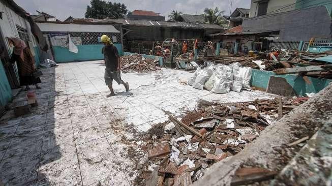 Bangunan ini roboh akibat termakan usia serta diterpa hujan.   