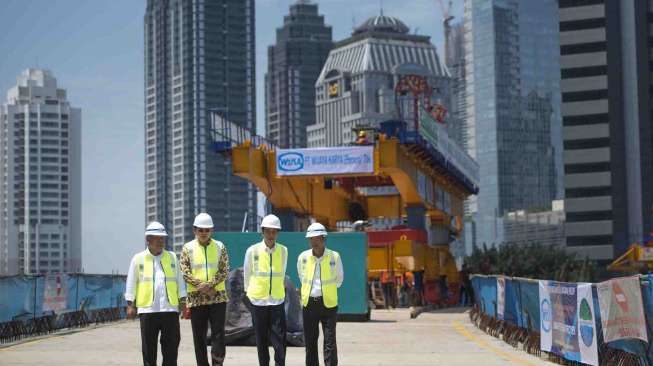 Presiden Joko Widodo didampingi Menteri Perhubungan Budi Karya, dan Gubernur DKI Jakarta Basuki Tjahaja Purnama meninjau proyek simpang susun Semanggi, di kawasan Semanggi, Jakarta, Kamis (23/2).