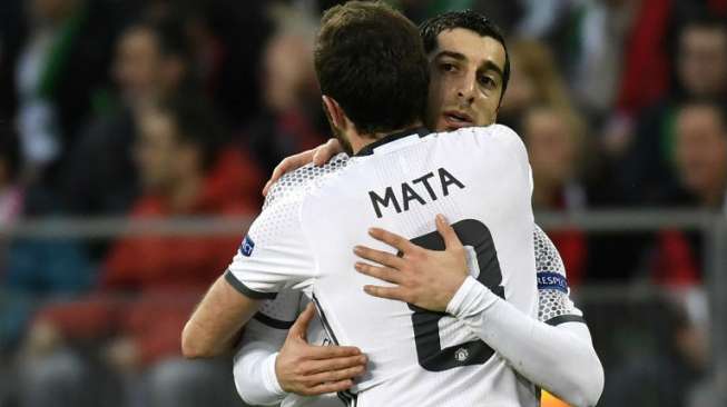 Gelandang Manchester United Juan Mata (depan) merayakan Henrikh Mkhitaryan usai mencetak gol. PHILIPPE DESMAZES / AFP