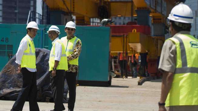 Presiden Joko Widodo didampingi Menteri Perhubungan Budi Karya, dan Gubernur DKI Jakarta Basuki Tjahaja Purnama meninjau proyek simpang susun Semanggi, di kawasan Semanggi, Jakarta, Kamis (23/2).