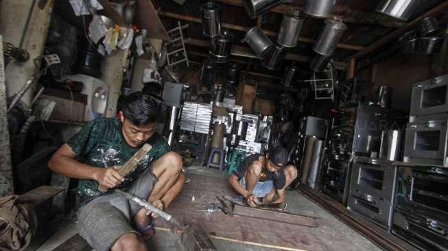 Pengrajin  kompor dan peralatan memasak di Jalan Dewi Sartika, Cawang, Jakarta, Kamis (23/2).