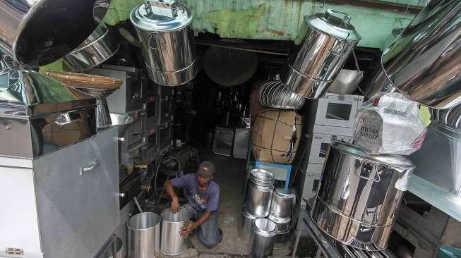 Pengrajin  kompor dan peralatan memasak di Jalan Dewi Sartika, Cawang, Jakarta, Kamis (23/2).