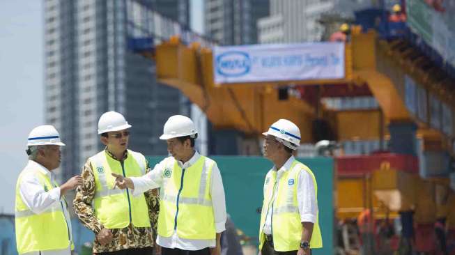 Presiden Joko Widodo didampingi Menteri Perhubungan Budi Karya, dan Gubernur DKI Jakarta Basuki Tjahaja Purnama meninjau proyek simpang susun Semanggi, di kawasan Semanggi, Jakarta, Kamis (23/2).