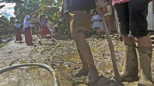 Sedikitnya 22 rumah di tiga desa rusak berat dan ringan.