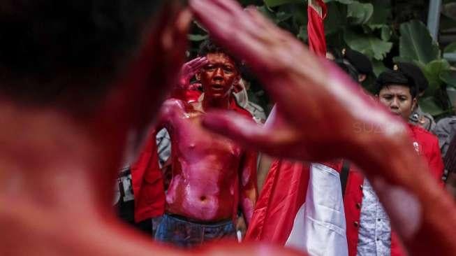 Gerakan Mahasiswa Nasional Indonesia (GMNI) melakukan aksi unjuk rasa di depan kantor PT. Freeport Indonesia, di Jakarta, Jumat (24/2).