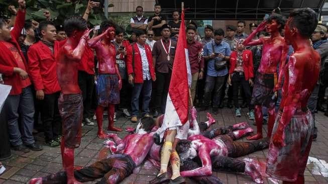 Gerakan Mahasiswa Nasional Indonesia (GMNI) melakukan aksi unjuk rasa di depan kantor PT. Freeport Indonesia, di Jakarta, Jumat (24/2).