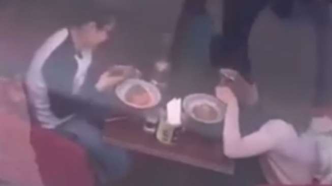 Aksi Dua Perempuan Makan di Resto Ini Bikin Terheran-heran