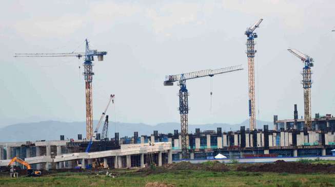 Pembangunan Bandara Internasional Kertajati di Majalengka, Jawa Barat, Jumat (24/2).